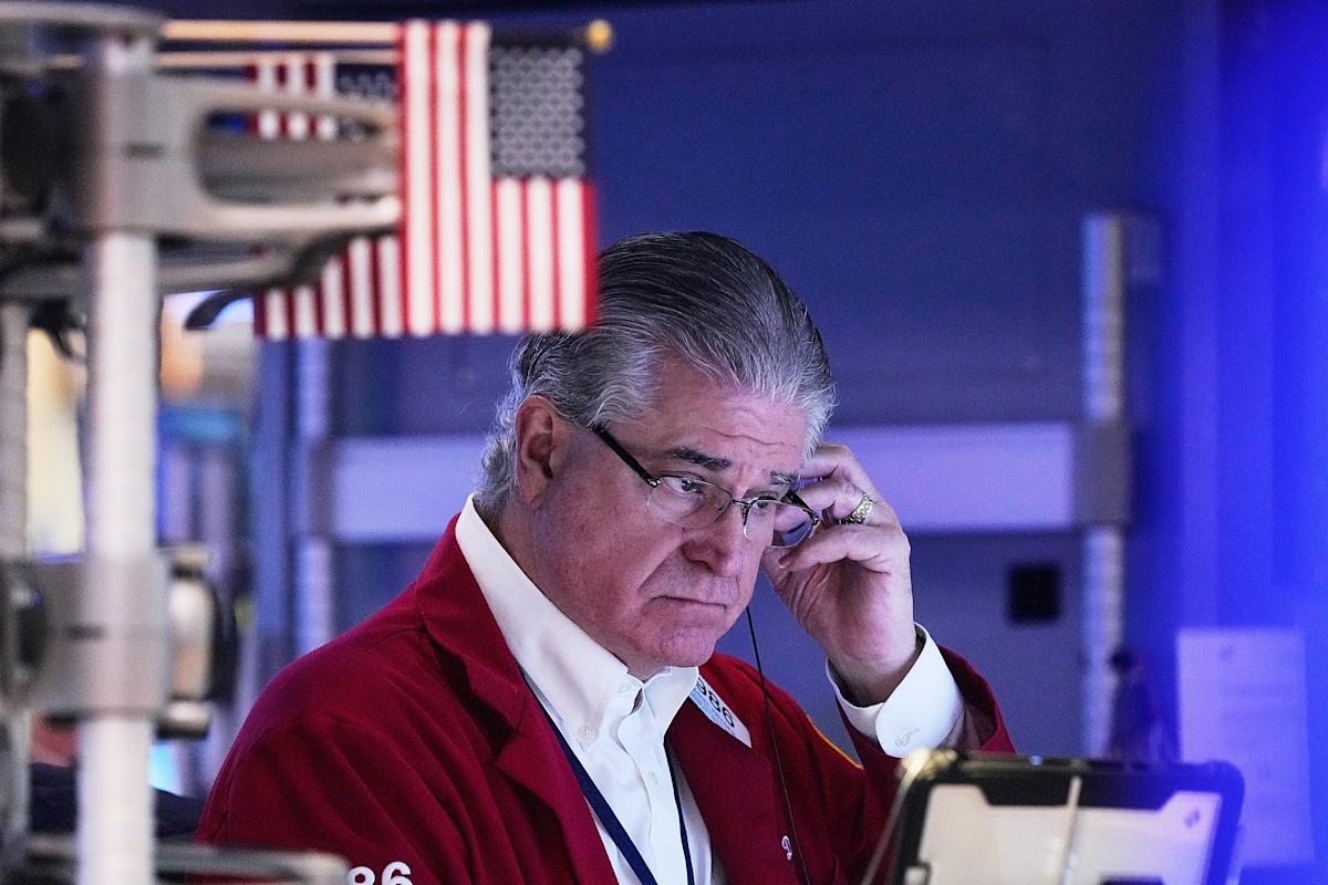 stock-market-today:-s&p-500,-nasdaq-sink-as-ai-worries-fuel-return-to-tech-sell-off-ahead-of-google-earnings