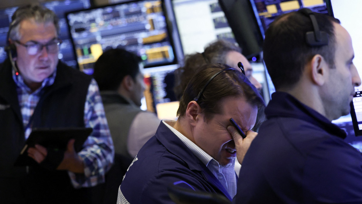 stock-market-today,-feb.-5:-s&p,-nasdaq-fall-after-layoff-data-surprise;-alphabet-details-overspending