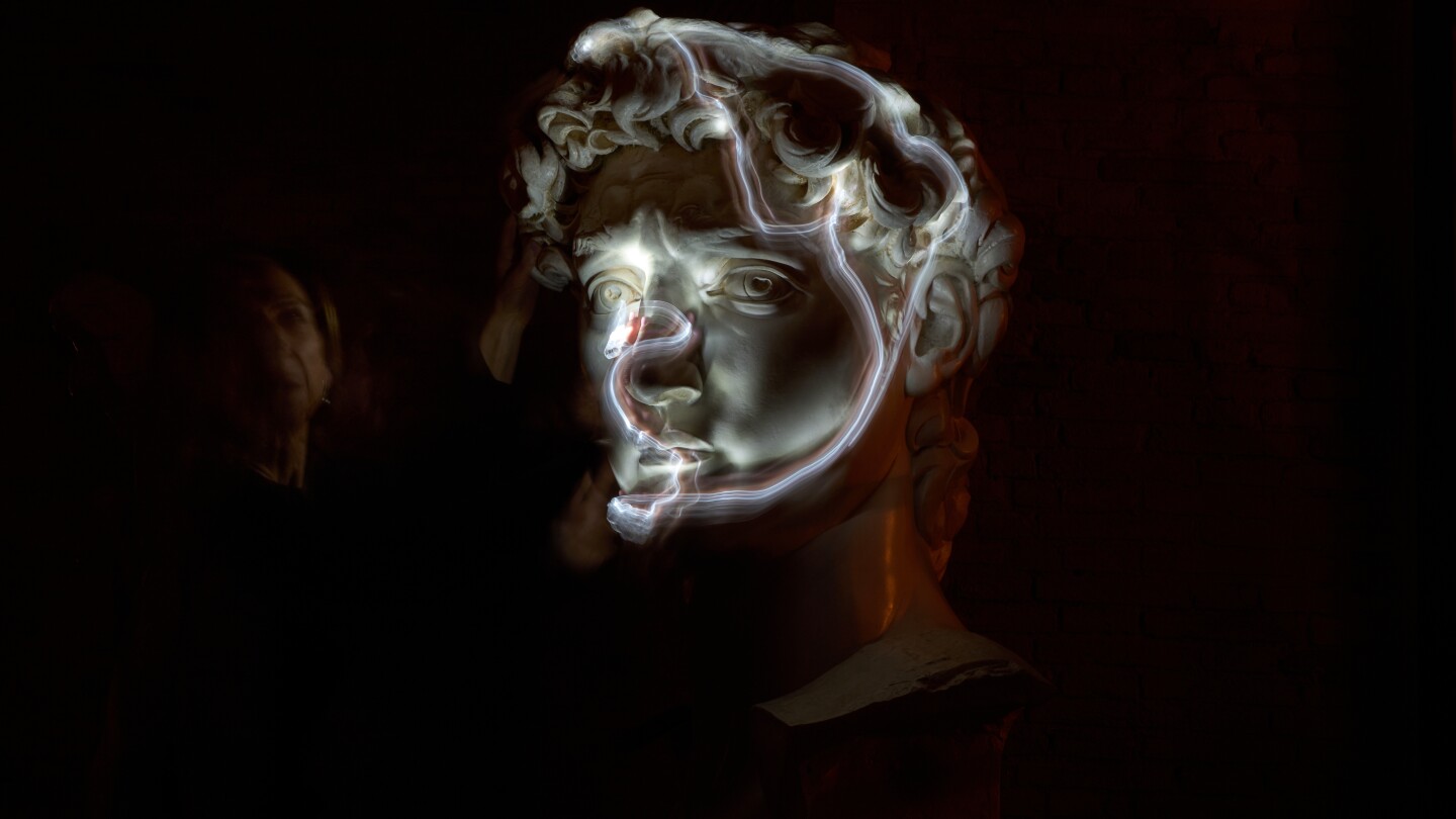 inspired-by-picasso,-an-ap-photographer-visualizes-a-blind-person-‘seeing’-art