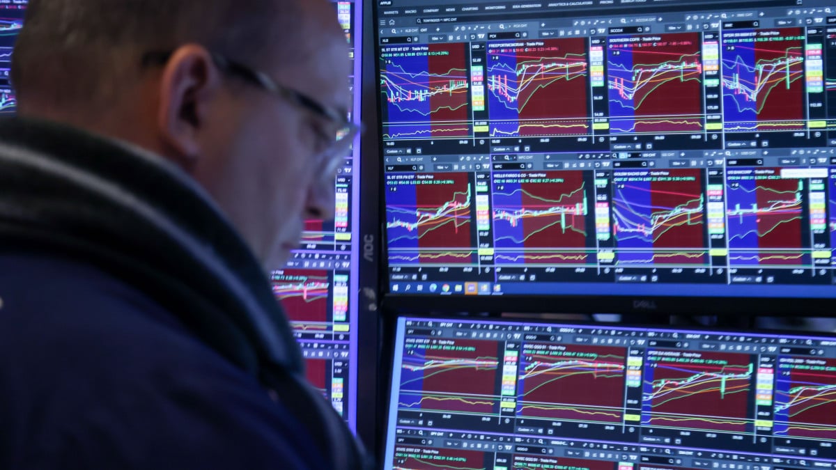 ai-bubble-watch:-spooked-market-sparks-$1-trillion-tech-sell-off