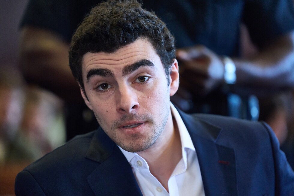 luigi-mangione-speaks-out-in-protest-as-judge-sets-state-murder-trial-for-june-8