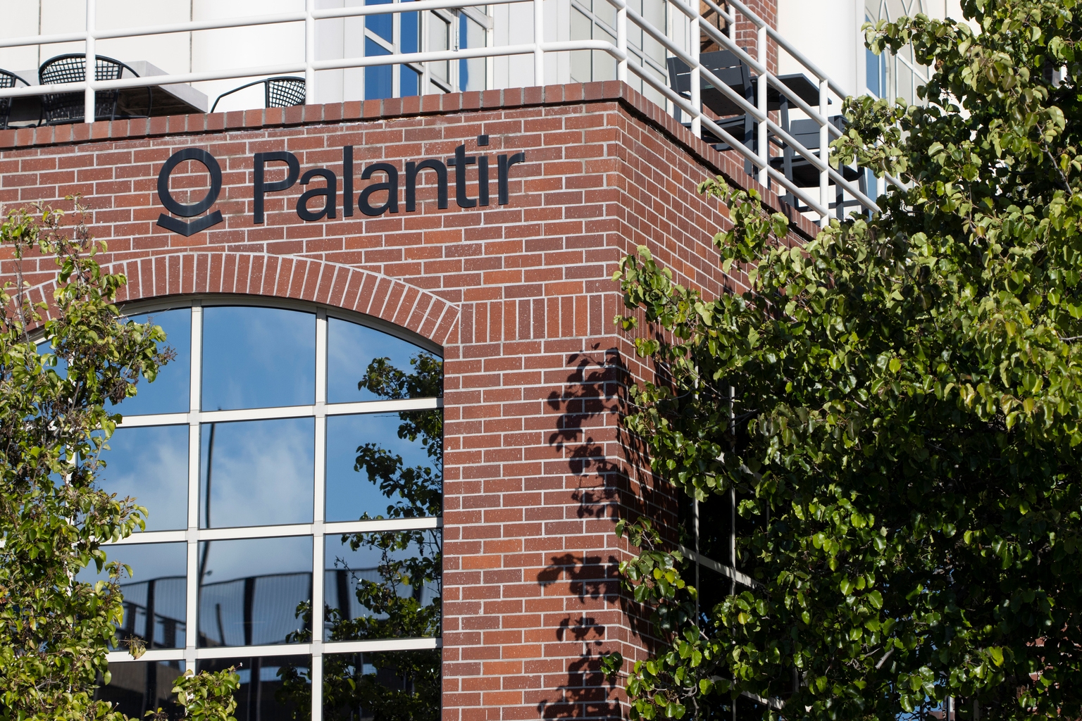 the-market-is-offering-palantir-on-a-golden-platter