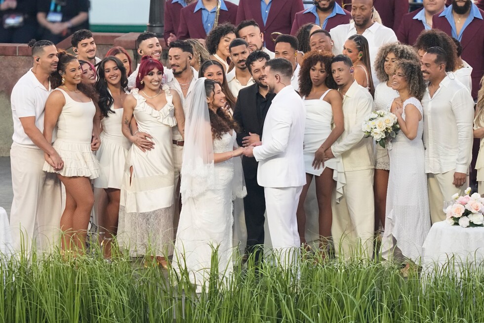 yes,-there-was-a-real-wedding-during-bad-bunny’s-super-bowl-halftime-show