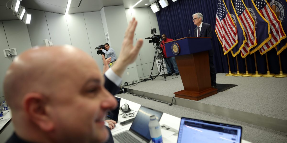 why-you-shouldn’t-worry-about-ai-eating-the-stock-market,-top-analyst-says-the-us.-economy-is-‘about-to-take-off’