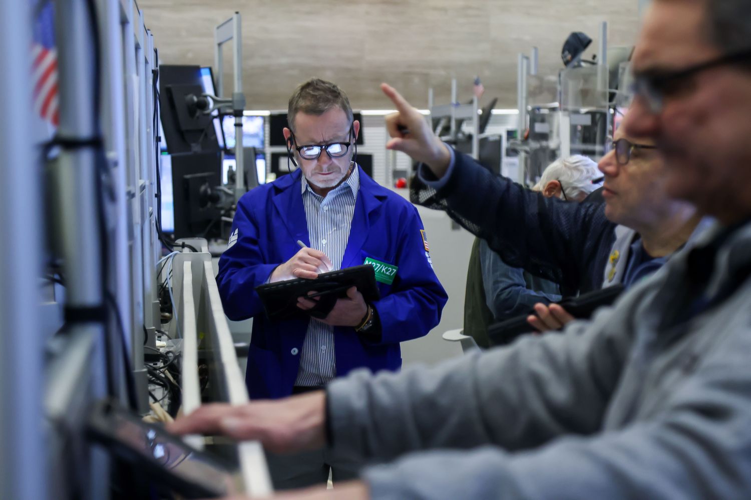 stock-market-today:-futures-little-changed-after-dow-closes-at-record;-retail-sales-data-on-tap