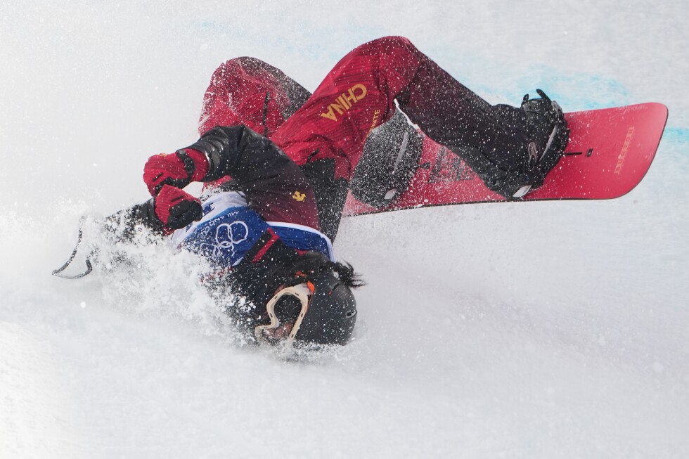 chinese-snowboarder-taken-off-on-stretcher-after-scary-fall-at-olympics