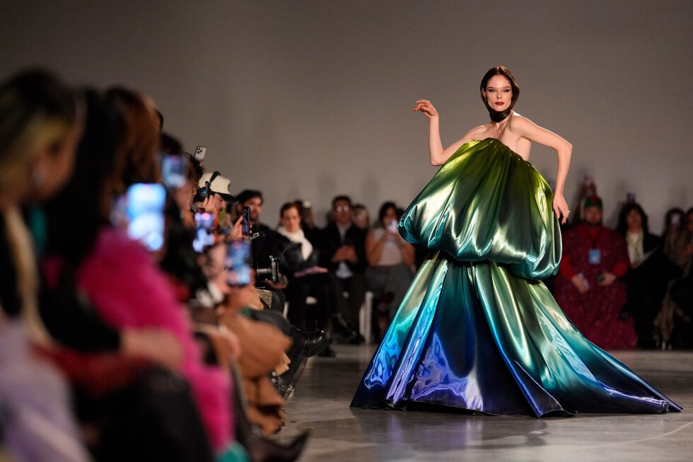 christian-siriano-invites-new-york-fashion-week-guests-into-his-surrealist-dream