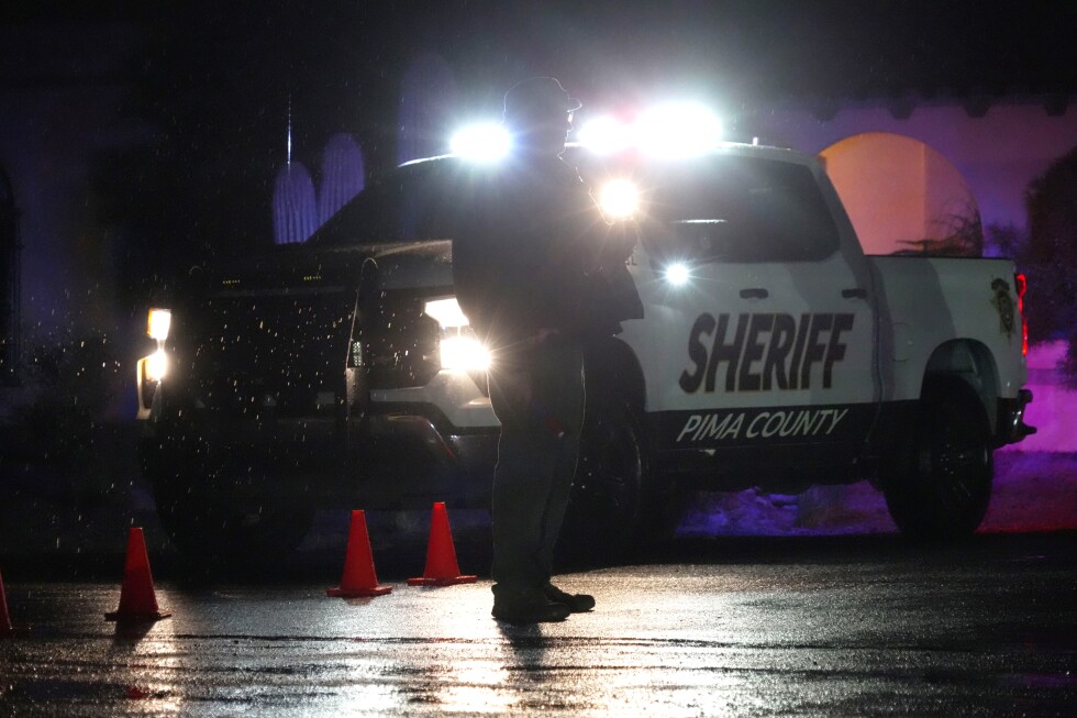 law-enforcement-block-road-near-nancy-guthrie’s-home-during-investigation-into-her-disappearance