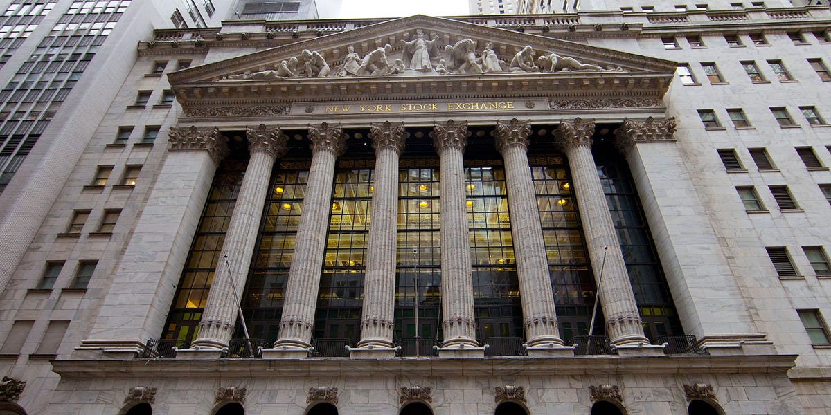 how-to-invest-amid-ai-volatility:-jpmorgan-shares-where-to-hide-out