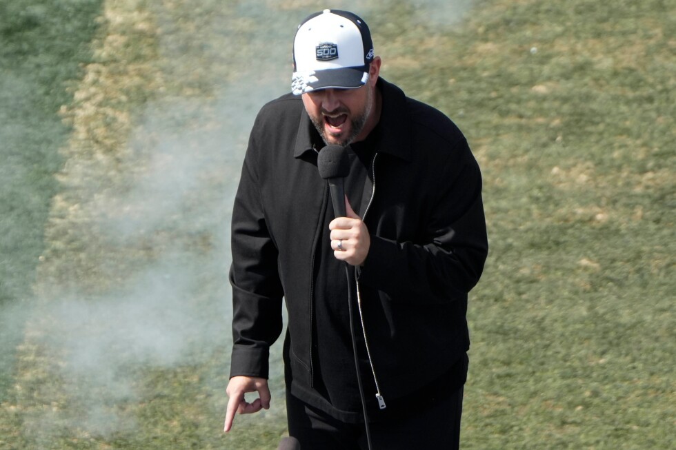 how-many-feet-are-in-500-miles?-nobody-knows,-at-least-nate-bargatze-doesn’t-at-the-daytona-500