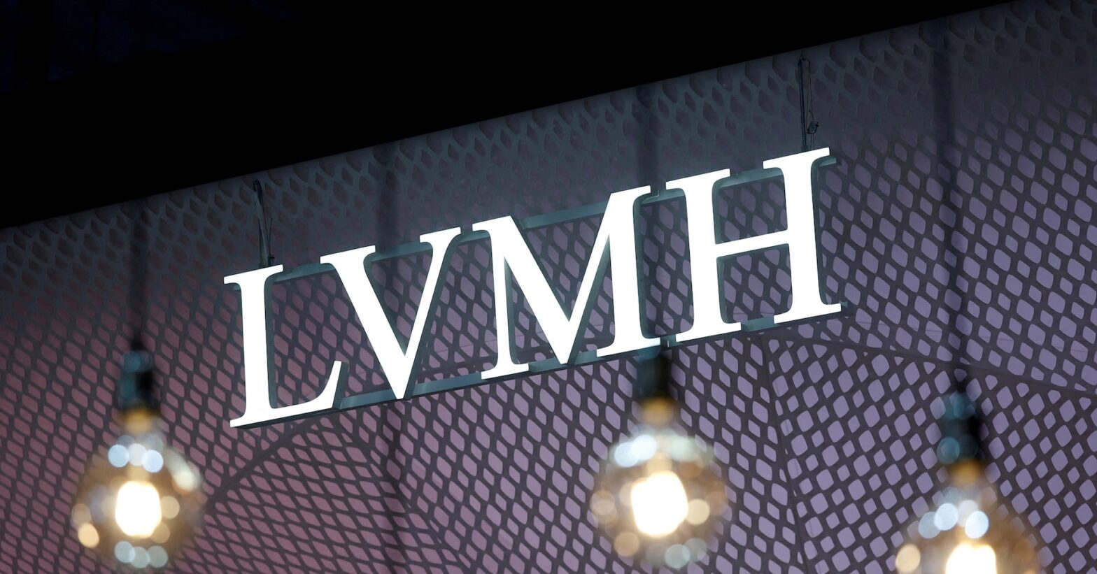 luxury-stocks’-volatility-highlights-ai-jitters,-hedge-fund-positioning