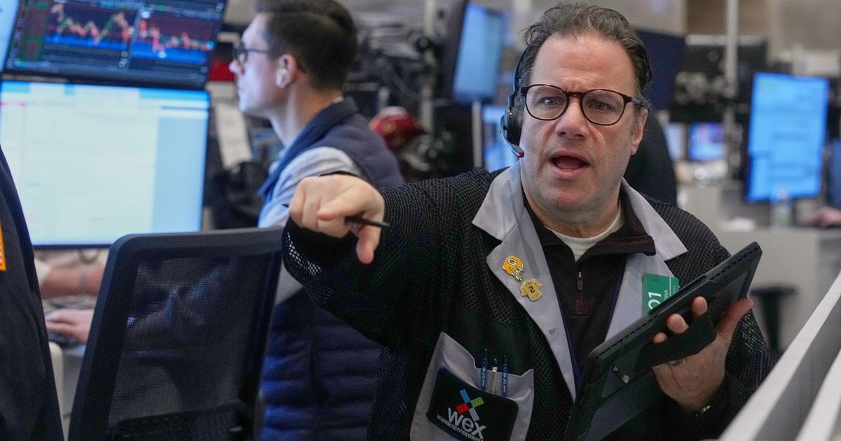 us-stocks-edge-higher-after-swinging-through-worries-about-ai-and-the-economy