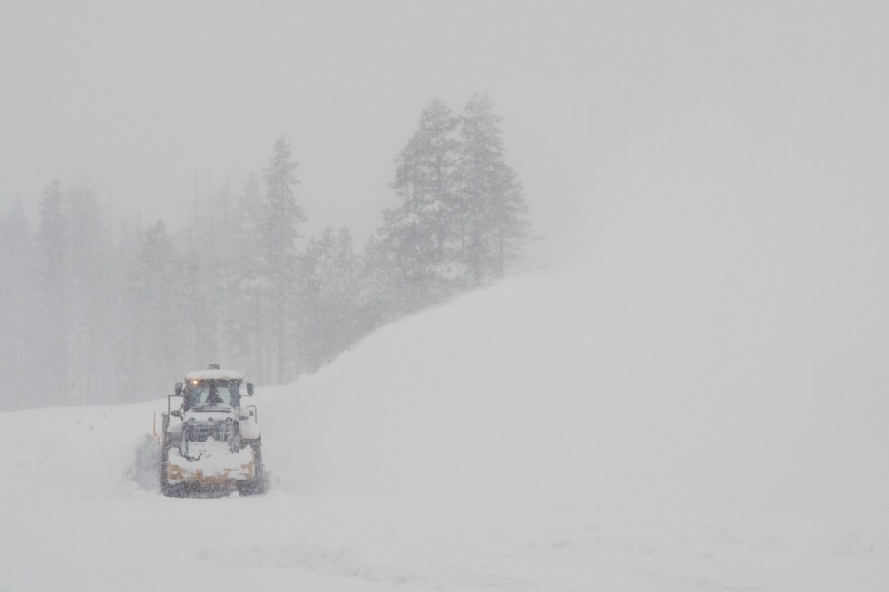 rescuers-push-through-winter-storm-to-6-survivors-of-a-california-avalanche.-9-others-are-missing