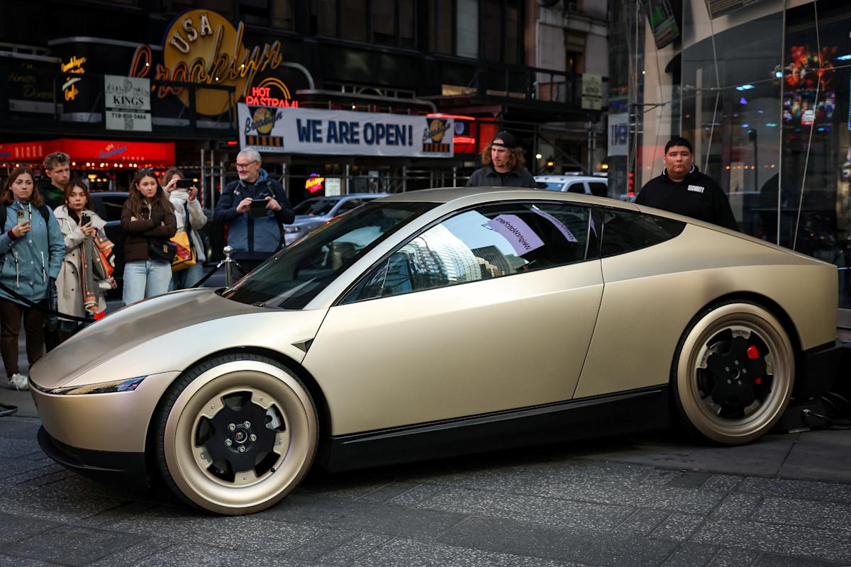 tesla:-as-institutional-investors-sell-stock,-retail-investors-pile-in