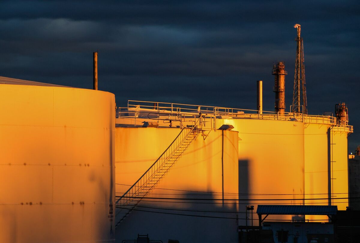 stocks-fall,-oil-climbs-with-geopolitics-in-focus:-markets-wrap