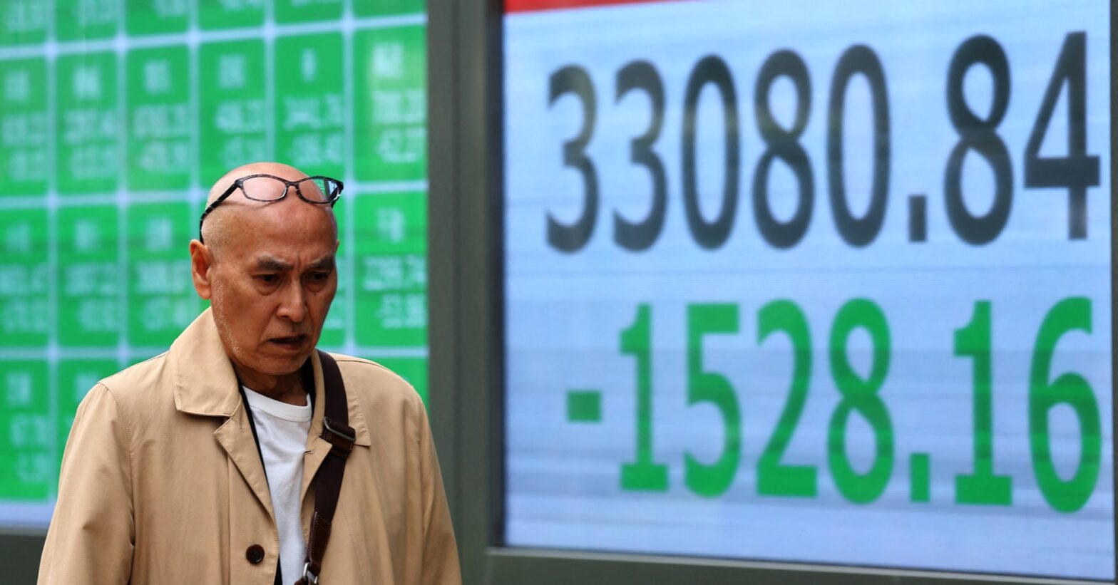 stocks-dip-and-oil-climbs-as-trump-ramps-up-iran-threats