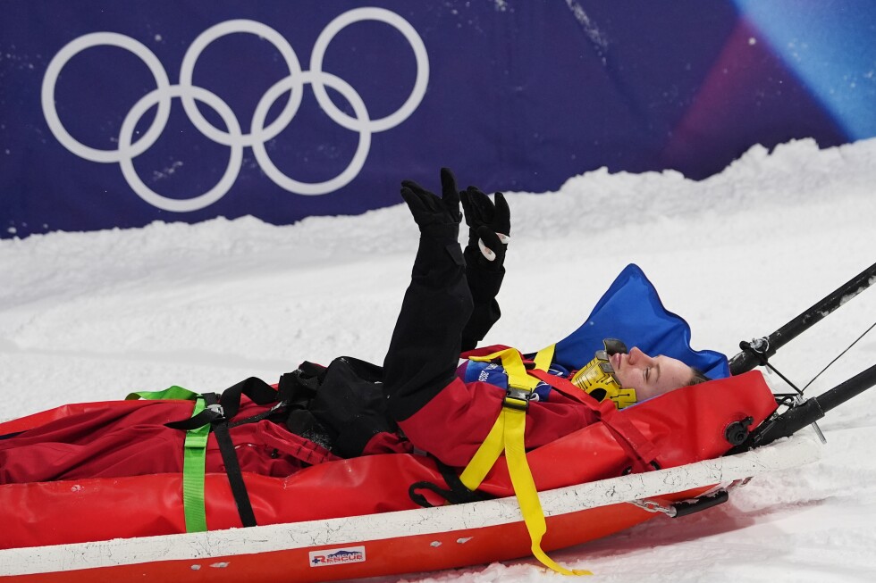 canadian-freeskier-cassie-sharpe-crashes-and-is-stretchered-off-halfpipe-during-qualifying