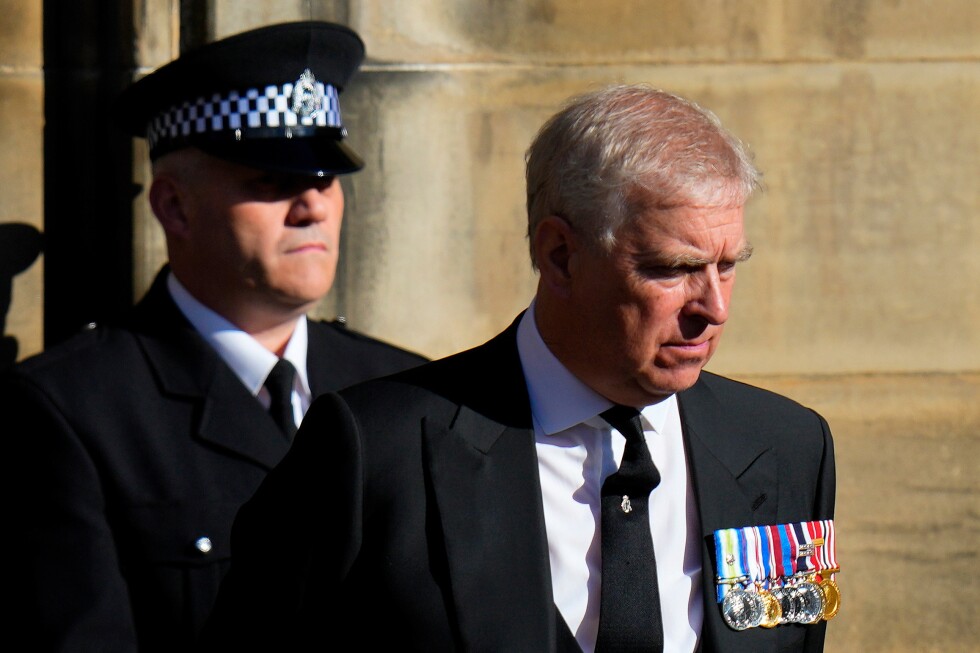 police-continue-to-search-andrew-mountbatten-windsor’s-former-stately-home,-a-day-after-his-arrest