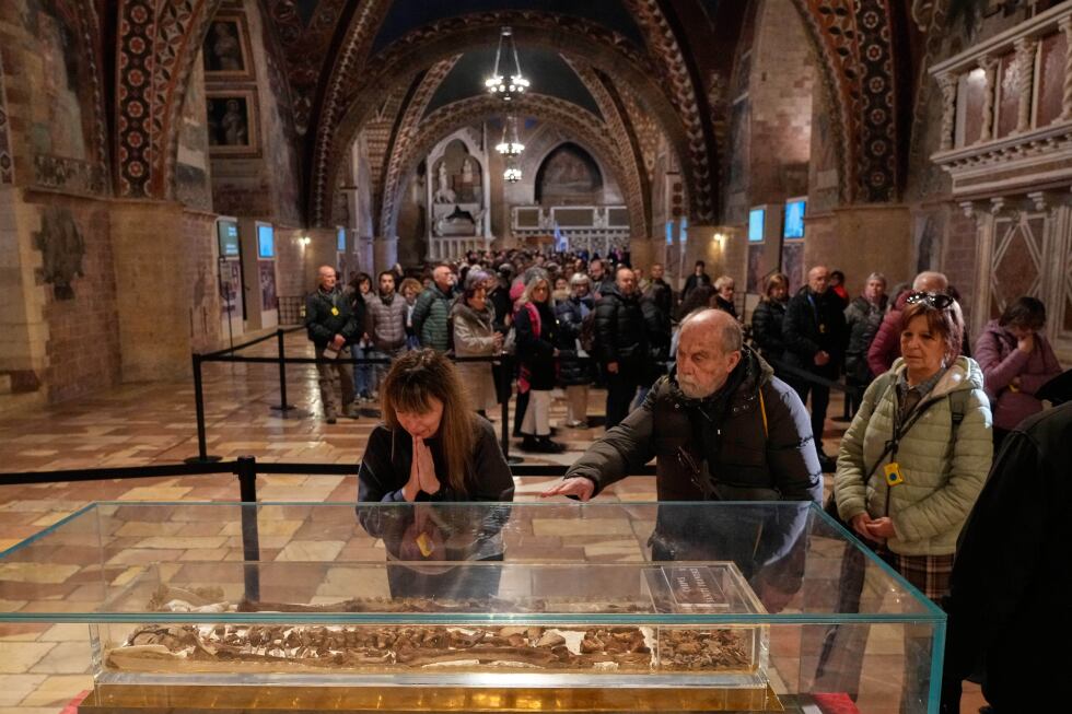 display-of-st.-francis-of-assisi’s-bones-confirms-enduring-appeal-of-relics-for-christians