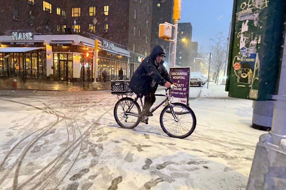 new-york-city-hunkers-down-under-blizzard-warnings-and-a-travel-ban-as-winter-storm-hits-northeast