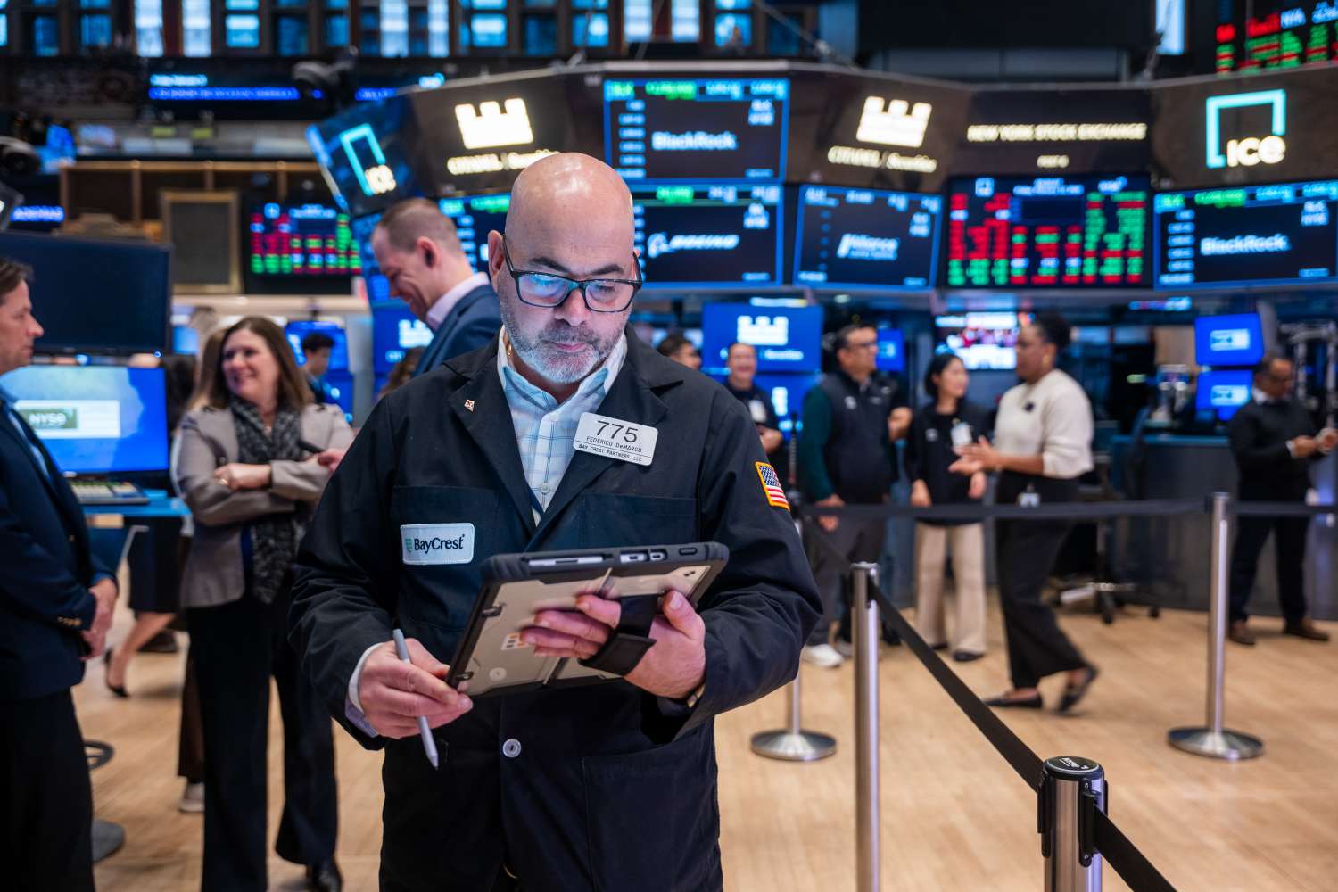 stock-market-today:-futures-fall-amid-tariffs-uncertainty;-bitcoin-slips,-safe-haven-gold-rises