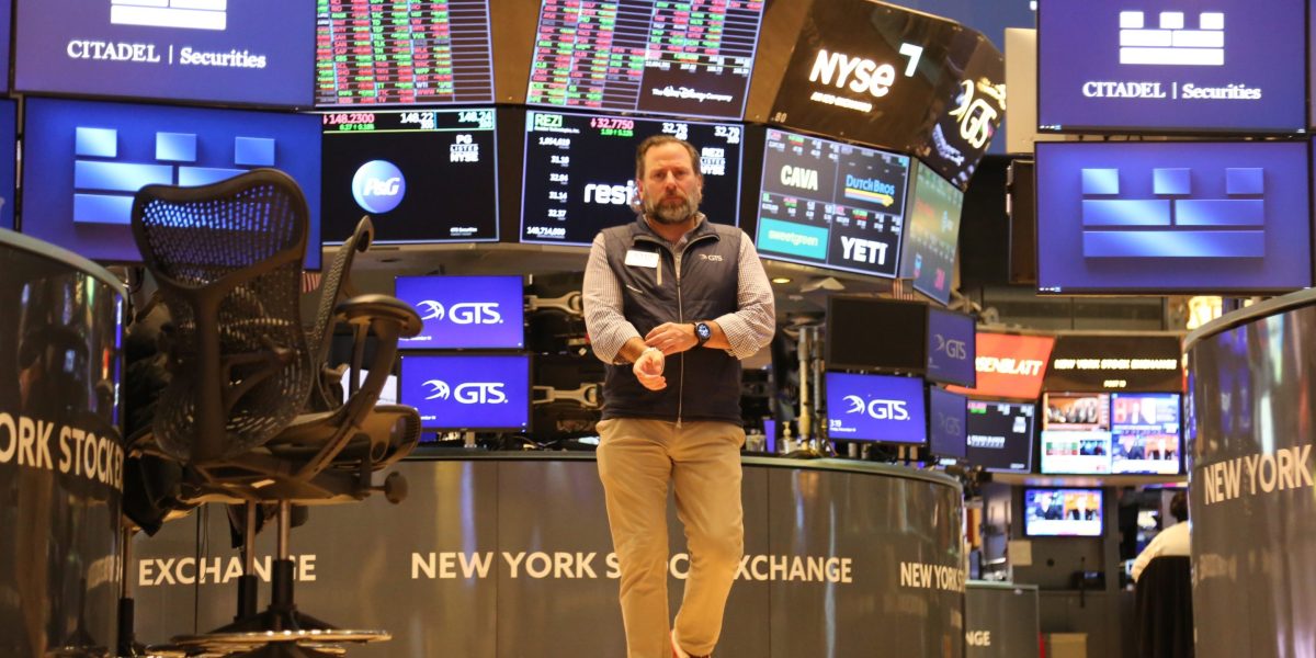 the-stock-market-bubble-will-burst-in-2027-and-the-current-rotation-is-a-‘warning-of-trouble-ahead,’-capital-economics-says