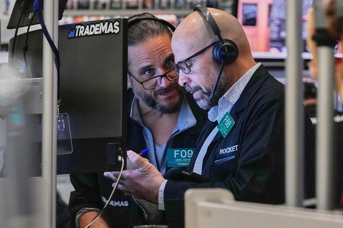 stock-market-today:-dow-falls-800-points,-s&p-500,-nasdaq-slide-amid-trump’s-new-tariff-threats,-ai-fears