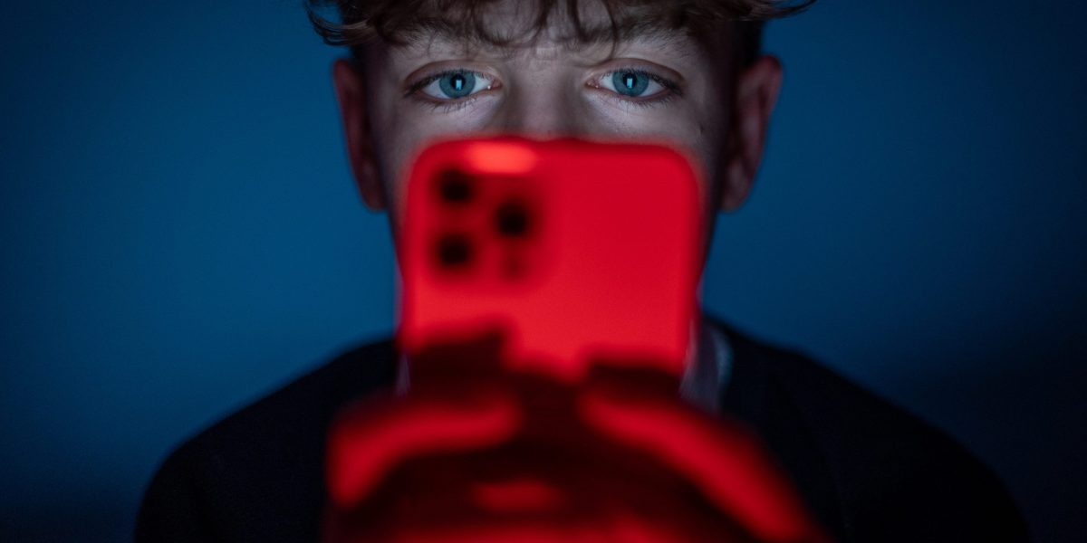 people-are-getting-fake-news-on-their-phones-and-that’s-increasing-the-risk-of-a-market-crash