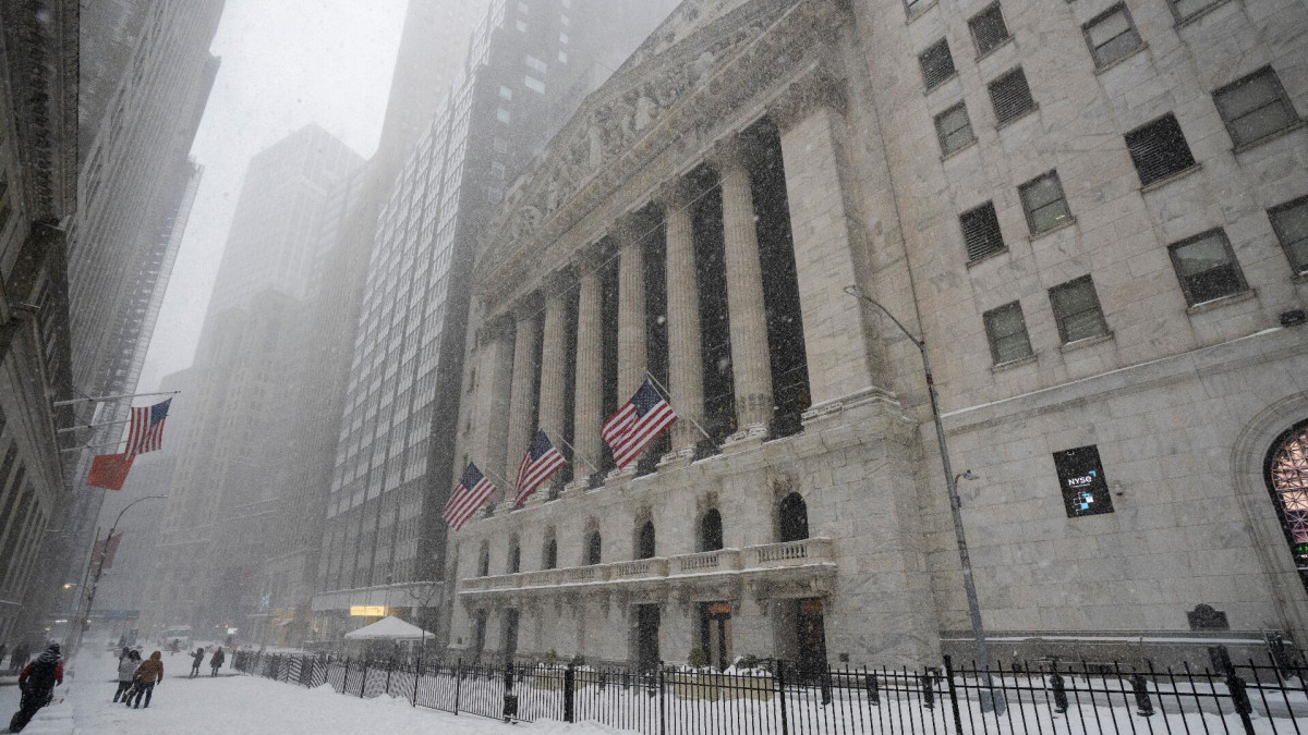 stock-market-today,-feb.-24:-anthropic-strikes-again-with-new-ai-legal-tools