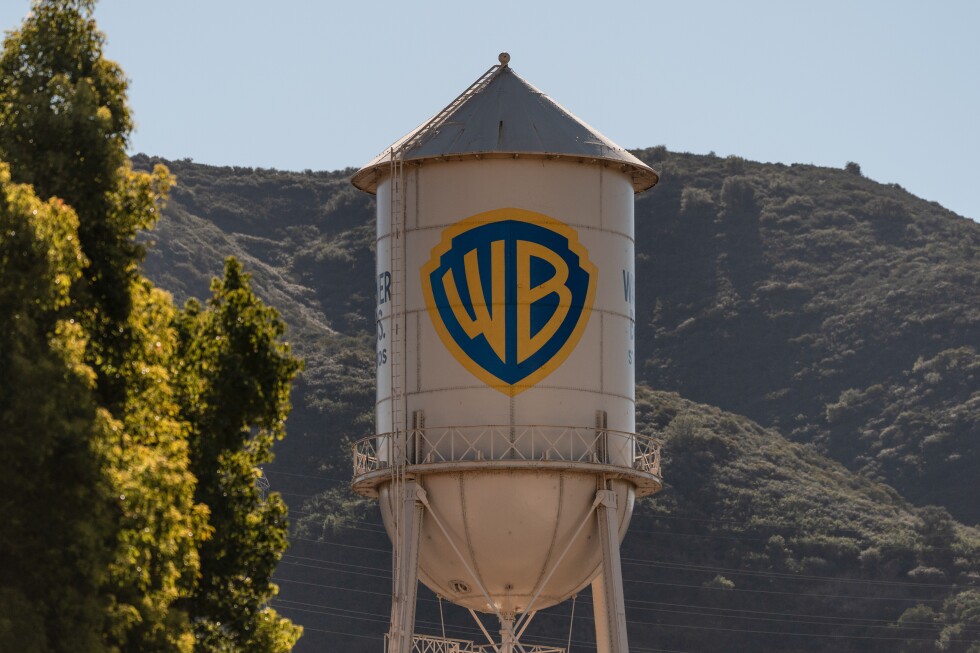 paramount-submits-a-new-offer-for-warner-bros-in-bidding-war-with-netflix-for-storied-studio