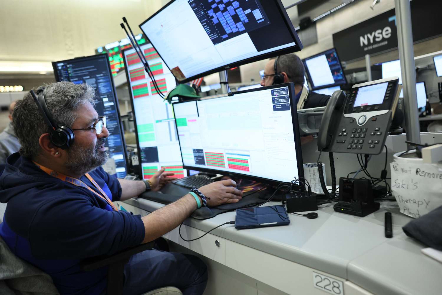 stock-market-today:-futures-little-changed-after-two-day-rally;-nvidia-shares-tick-higher-following-blockbuster-results