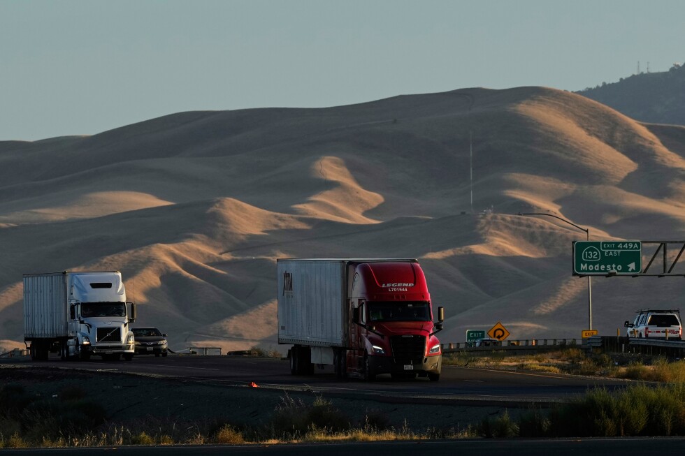 california-must-let-immigrant-truck-drivers-keep-their-licenses,-judge-rules