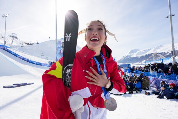Gold medalist China's Eileen Gu celebrates winning the women's freestyle skiing halfpipe final at the 2026 Winter Olympics, in Livigno, Italy, Sunday, Feb. 22, 2026. (AP Photo/Julia Demaree Nikhinson)
