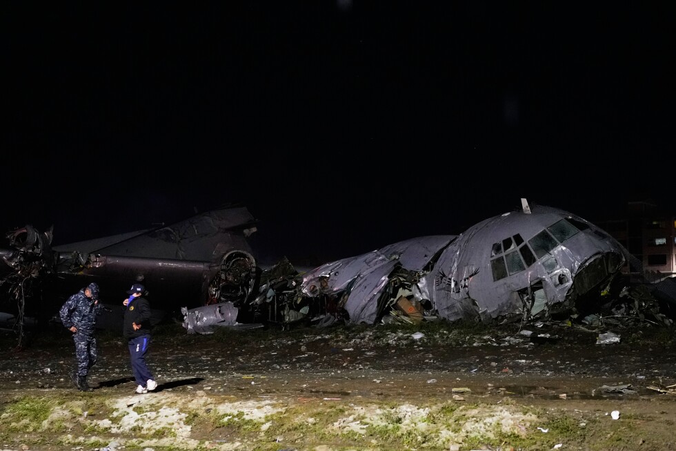 avion-cargado-de-billetes-se-estrella-e-impacta-vehiculos-en-bolivia.-reportan-al-menos-15-muertos