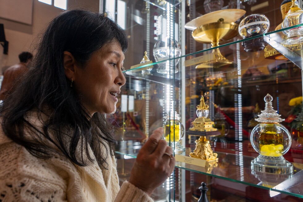 lunar-new-year-draws-crowds-to-buddhist-temple-relic-display