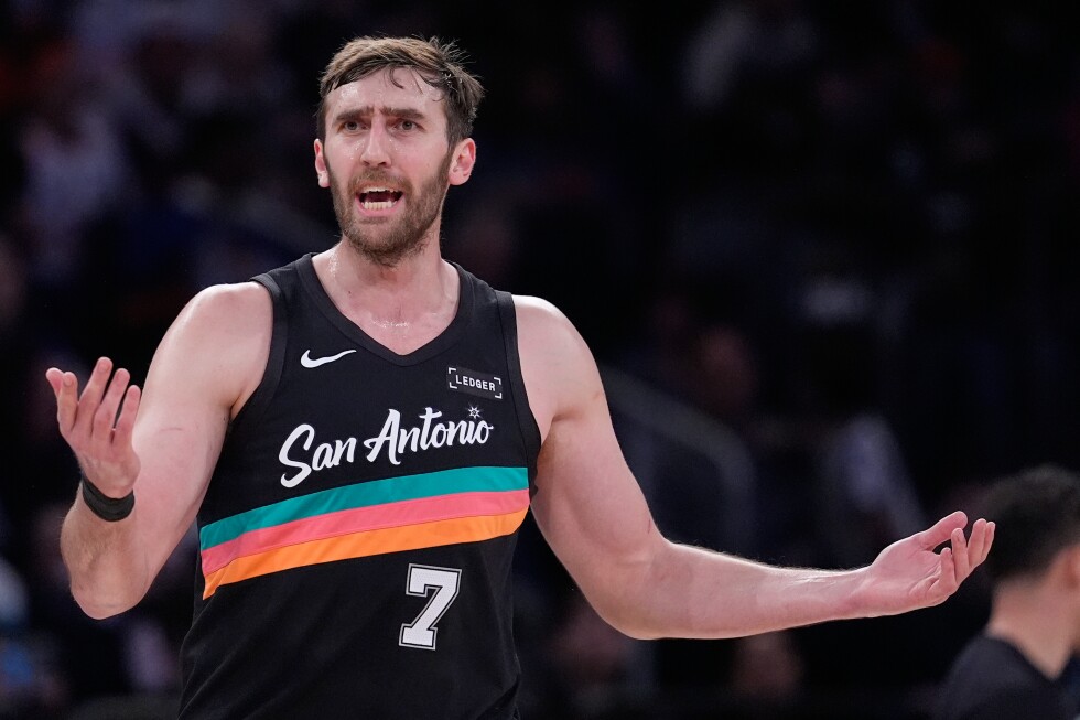 nba-player-kornet-asks-hawks-to-cancel-strip-club-promotion