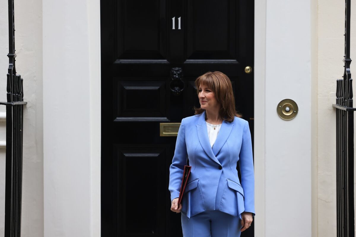 reeves-vulnerable-to-stock-market-correction,-uk-watchdog-warns