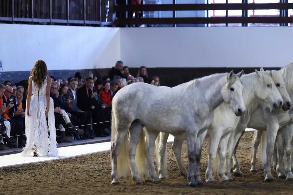 horses-lead-the-way-at-stella-mccartney’s-paris-fashion-show