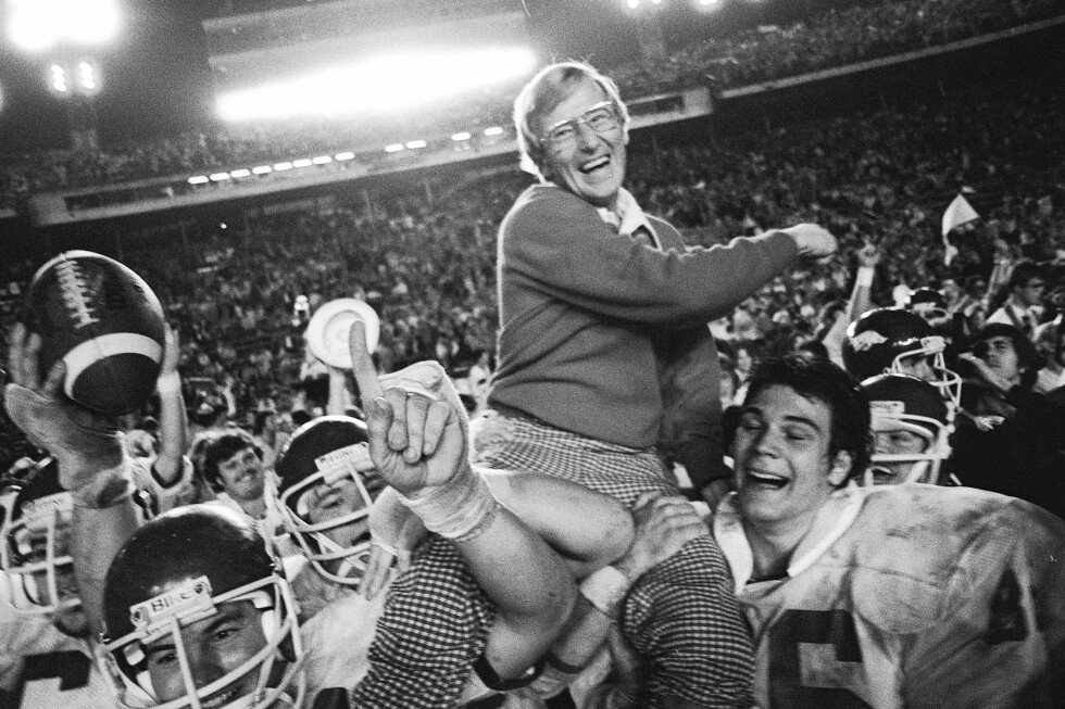 lou-holtz,-college-football-staple-who-coached-notre-dame-to-1988-national-title,-dies-at-89