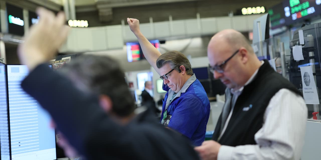 it’s-rough-out-there-but-these-5-funds-are-crushing-it.