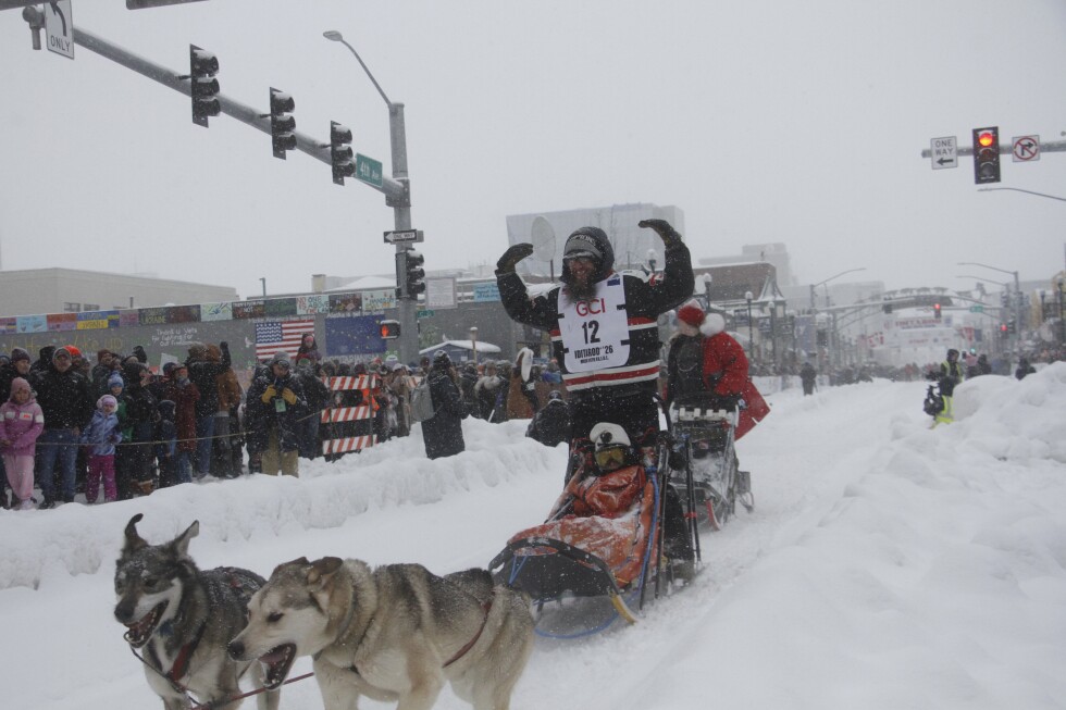 barking-dogs-take-over-downtown-anchorage-for-iditarod-start