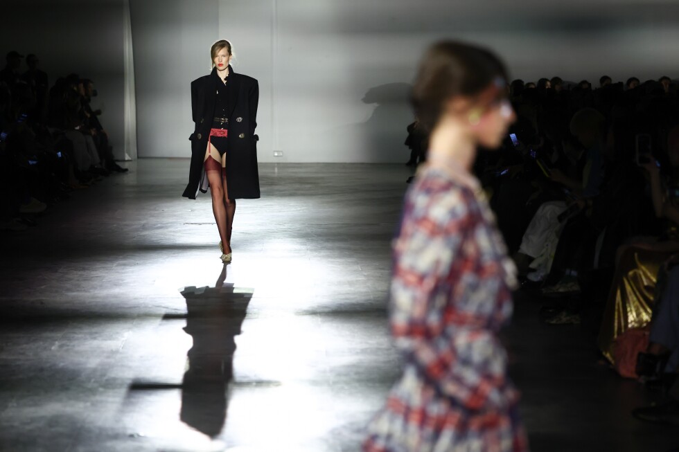 stars-hit-paris-runways,-but-fall’s-real-trend-was-dressing-for-hard-times