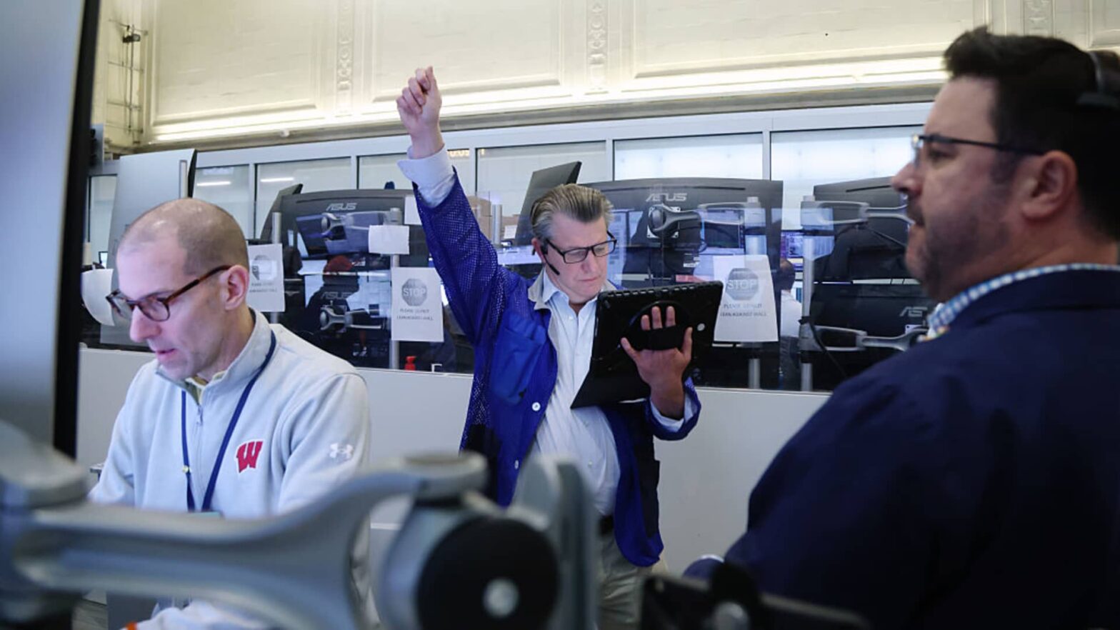 stock-futures-dip-as-traders-weigh-trump’s-cue-that-iran-war-may-soon-end:-live-updates