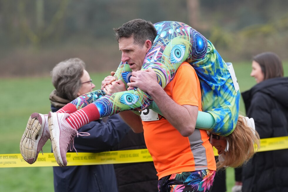 finnish-duo-wins-uk-wife-carrying-race-in-southern-england
