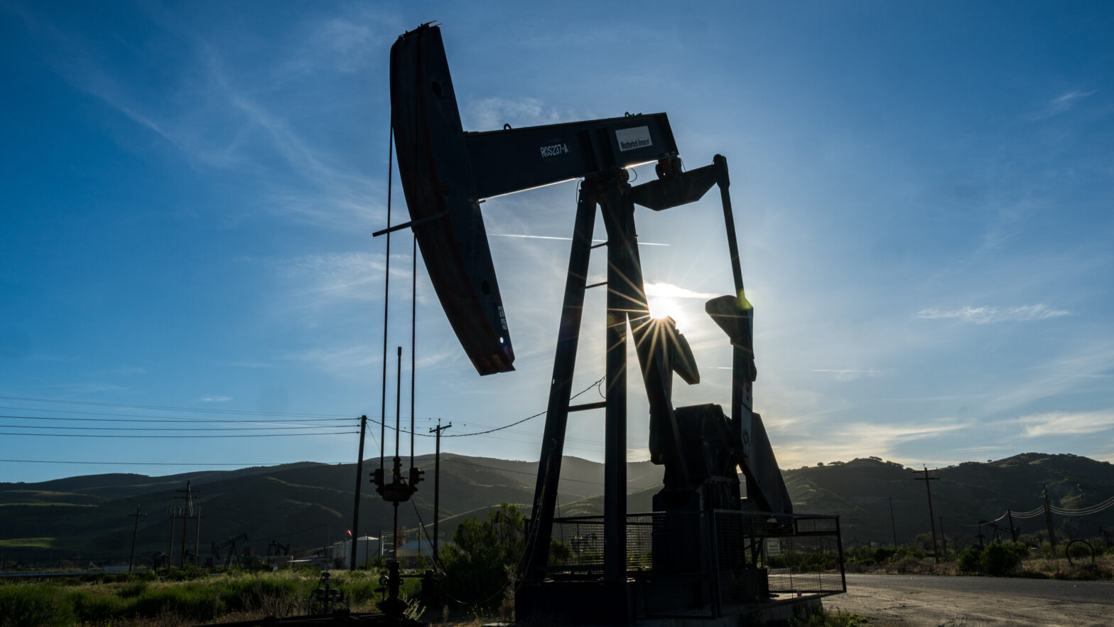 oil-falls-and-stocks-rise-after-a-day-of-drastic-swings