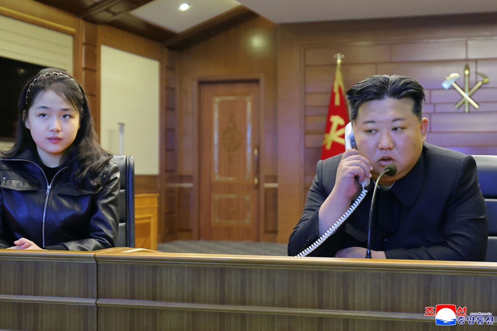 mandatario-norcoreano-kim-jong-un-observa-pruebas-de-misiles-de-crucero-con-su-hija