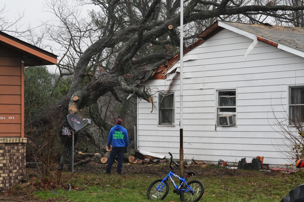 2-dead-as-severe-storms-with-tornadoes-hit-indiana-and-illinois
