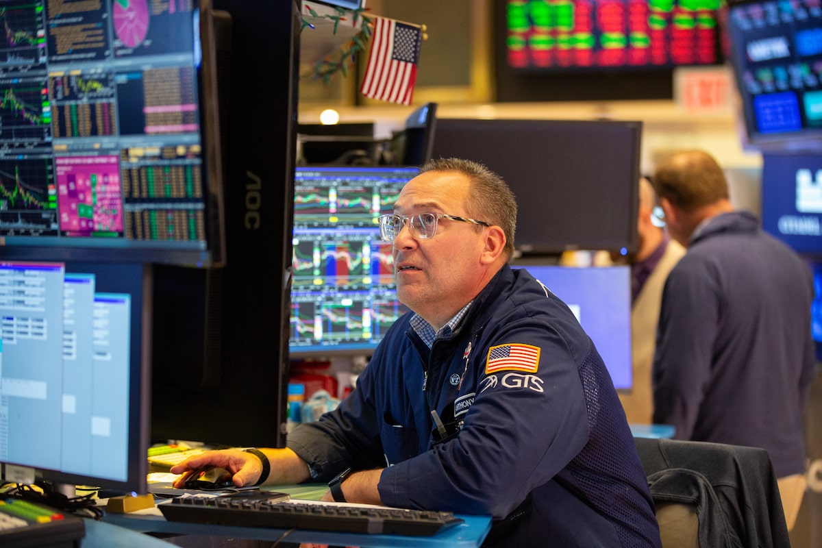 stock-market-today:-global-indexes-slide-as-oil-pops-above-$100-a-barrel-over-iran-war-worries