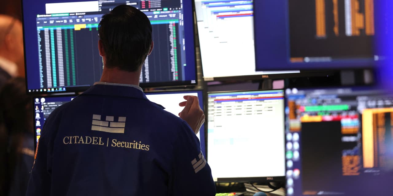 the-stock-market’s-biggest-investors-are-pulling-back-but-they’re-optimistic-on-1-key-point.