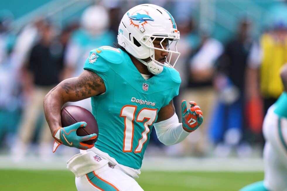 broncos-get-jaylen-waddle-from-dolphins-in-a-blockbuster-trade,-ap-source-says